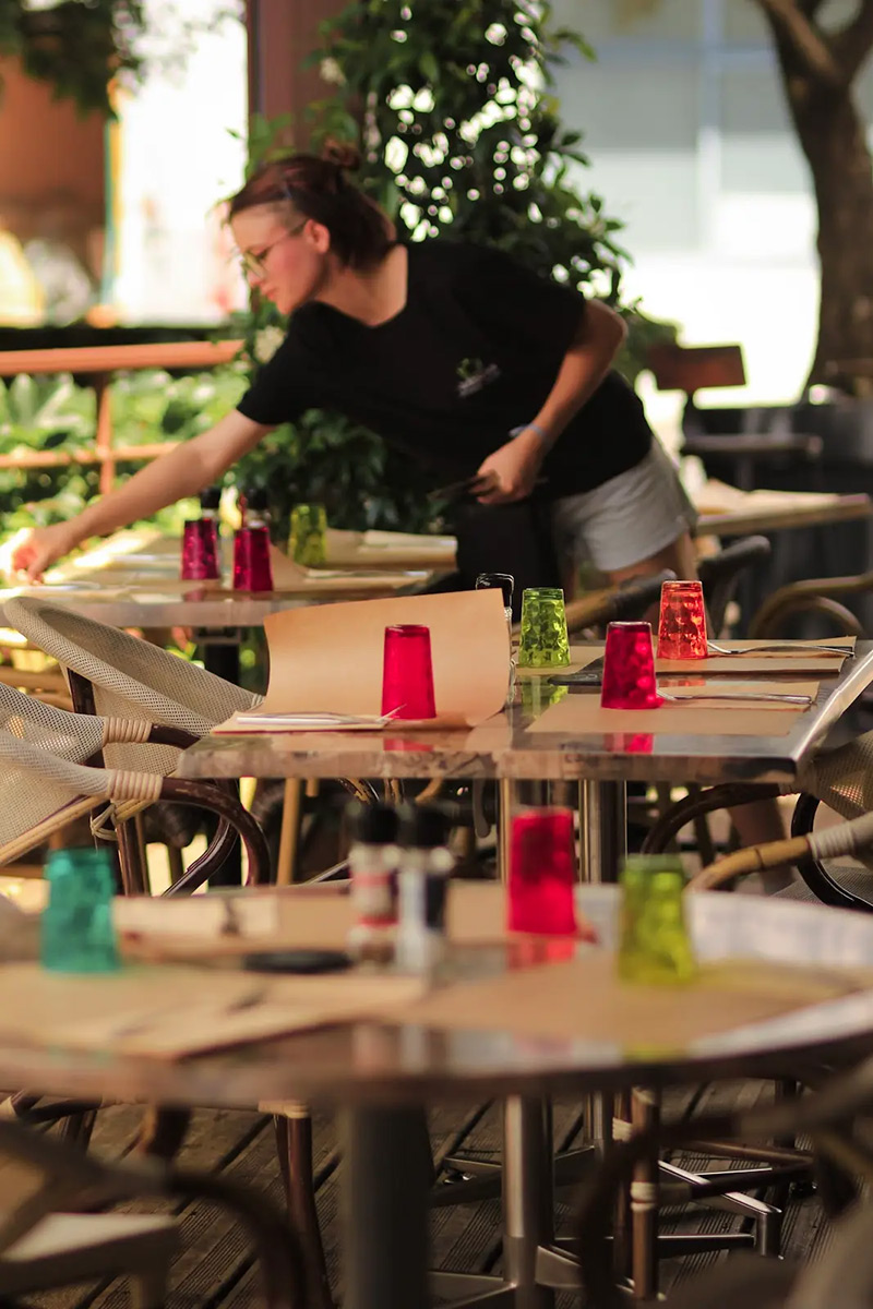 Une table en terrasse avec vue du les jardins